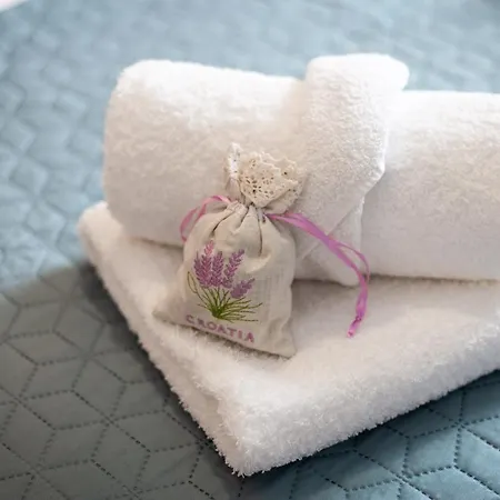 Mare's 1 Apartment Split