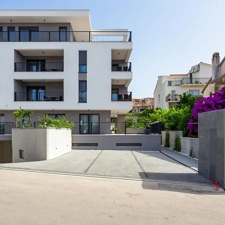 Mare's 1 Apartment *