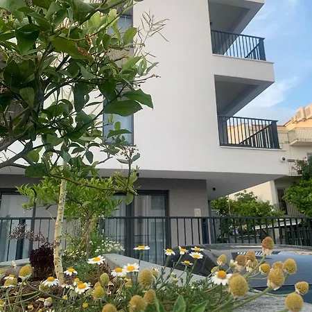 Mare's 1 Apartment Split