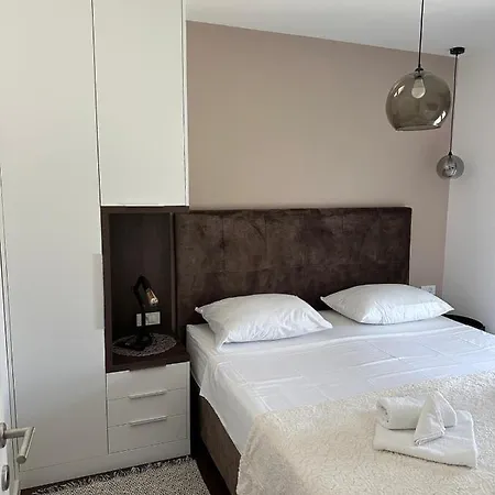 Mare's 1 Apartment Split
