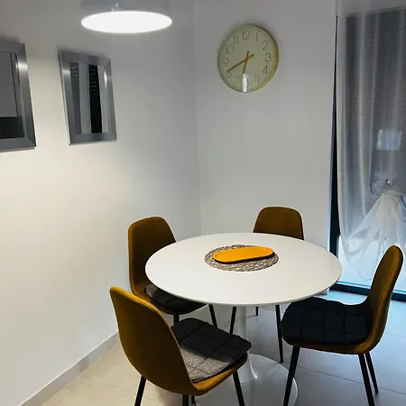 Mare's 1 Apartment Split